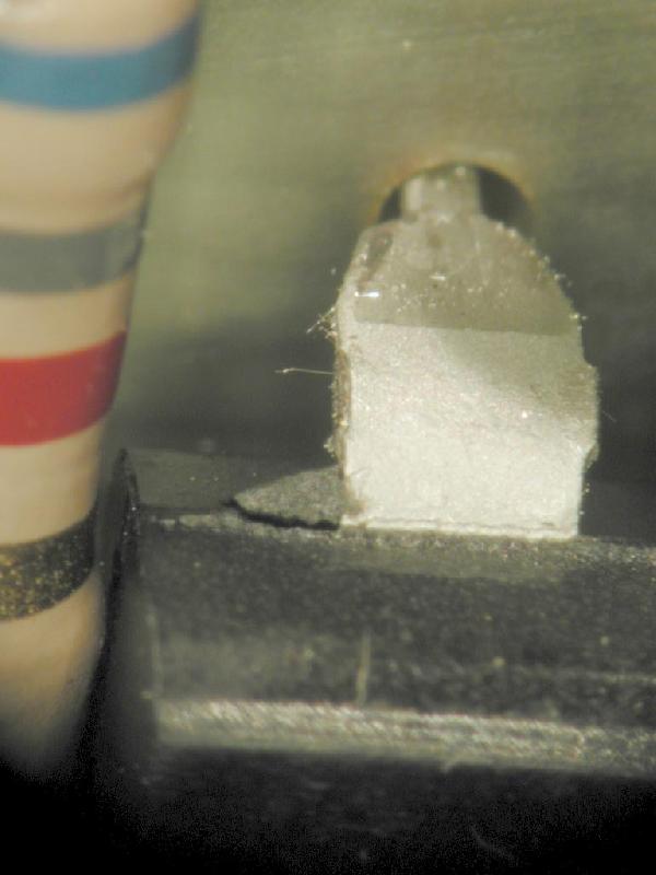 NASA GSFC 公開錫鬚案例中的 IC 接腳近照