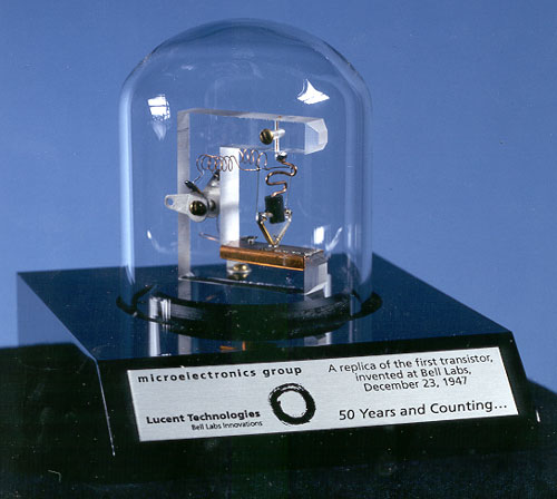 1947 年第一顆電晶體的複製品