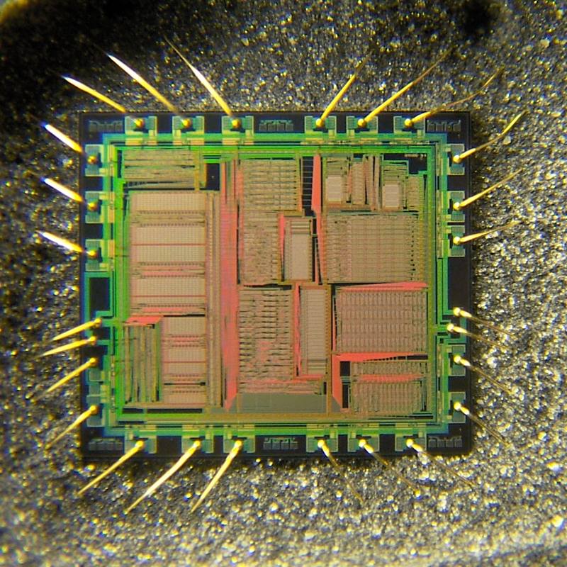 開封後的 IC 晶粒與金線接合